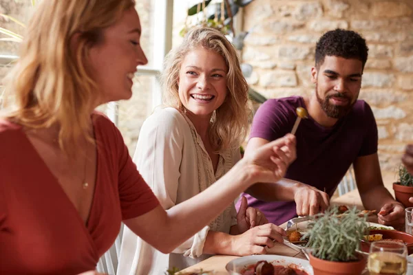 Tres Jóvenes Amigos Divirtiéndose Comiendo Tapas Restaurante — Foto de Stock