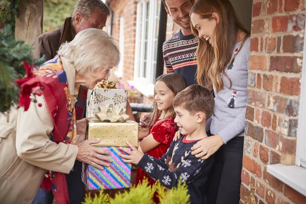 Бабусі Дідусі Вітаються Сім Коли Вони Приїжджають Відвідати Різдво Подарунками — стокове фото