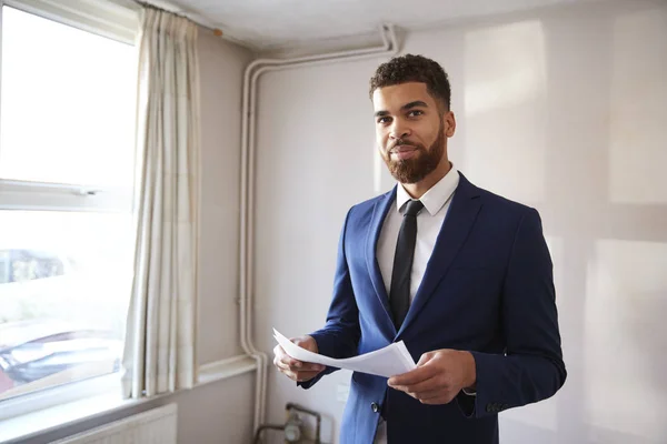 Retrato Del Agente Inmobiliario Masculino Que Mira Los Detalles Casa —  Fotos de Stock