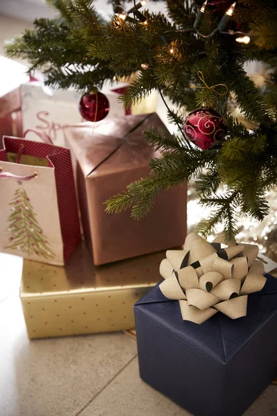 Δώρα Που Διοργανώνονται Δυνάμει Ένα Στολισμένο Χριστουγεννιάτικο Δέντρο Κοντινό Πλάνο — Φωτογραφία Αρχείου