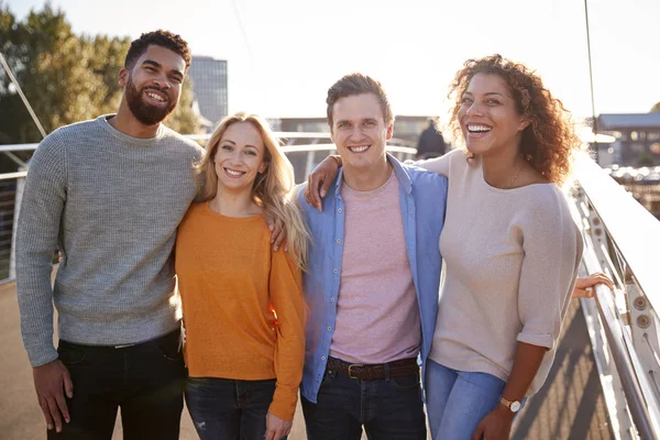 Portret Van Jonge Vrienden Lopen Brug Van Stad Samen — Stockfoto