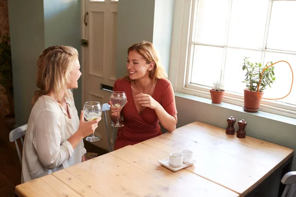 Twee Jonge Vrouwelijke Vrienden Praten Drankjes Een Pub — Stockfoto