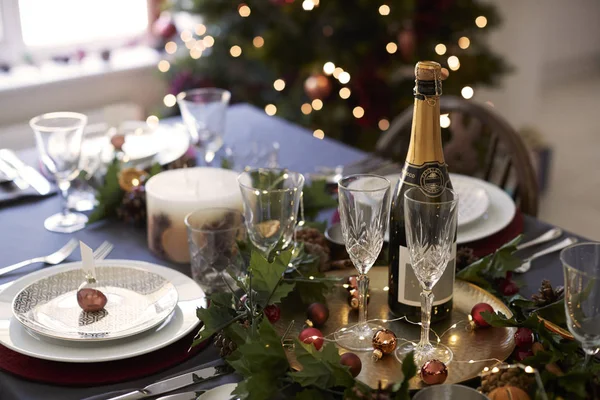 Apparecchiatura Tavola Natale Con Bicchieri Bottiglia Champagne Foto Stock Royalty Free