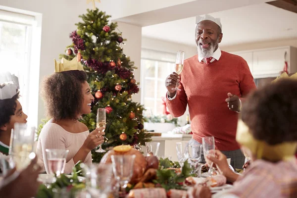 Negro Abuelo Pie Para Hacer Discurso Brindis Cabeza Familia Cena Imágenes De Stock Sin Royalties Gratis