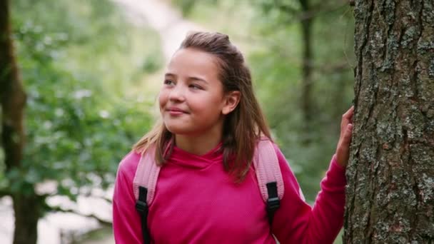 Ragazza Piedi Tra Gli Alberi Una Foresta Guardarsi Intorno Vicino — Video Stock