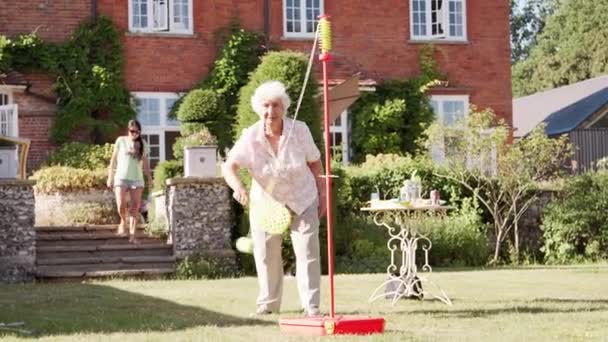 Aktive Seniorin Spielt Mit Schläger Und Ball Garten — Stockvideo