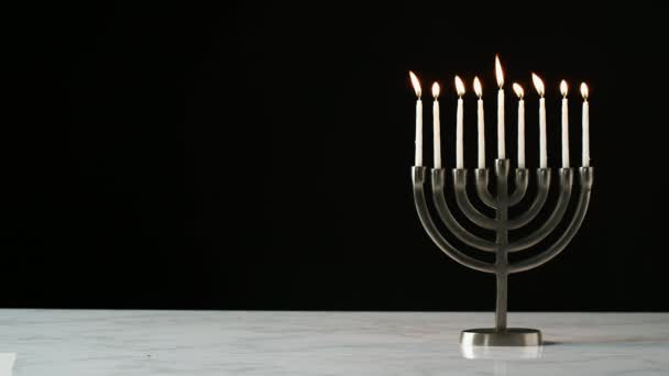 Video Van Het Chanoeka Menorah Met Brandende Kaarsen Tegen Zwarte — Stockvideo