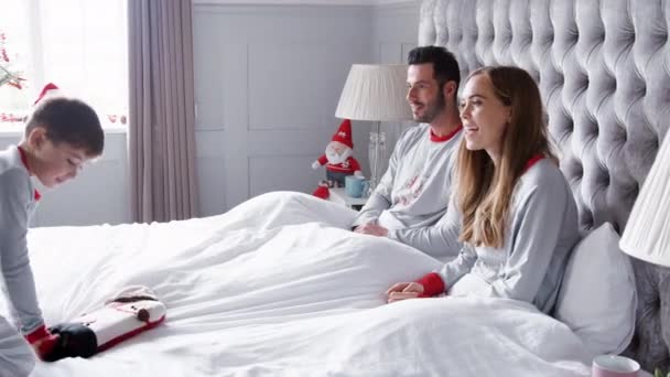 Video Aufgeregter Laufender Kinder Elternschlafzimmer Ersten Weihnachtsfeiertag — Stockvideo