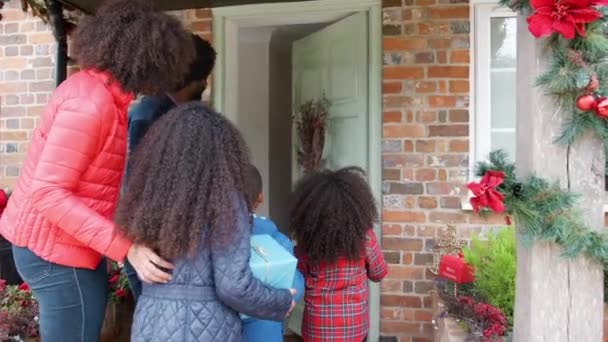 Οικογένειας Που Μεταφέρουν Δώρα Και Χαιρετισμό Παππούδες Στη Μπροστινή Πόρτα — Αρχείο Βίντεο