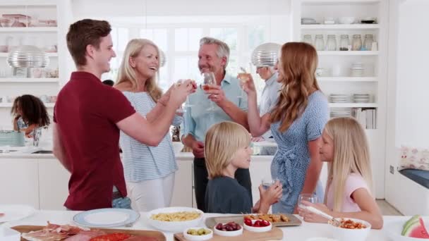 Grupp Familj Och Vänner Möte För Lunch Fest Kök — Stockvideo