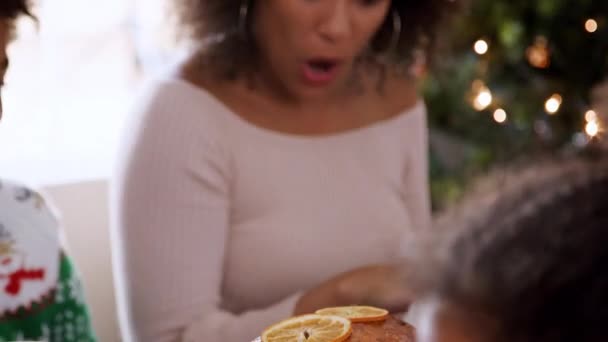 Giovane Donna Nera Seduta Cena Natale Tirando Cracker Con Sua — Video Stock