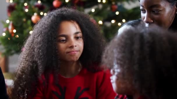 Kinder Die Mit Mutter Auf Dem Boden Sitzen Während Sie — Stockvideo