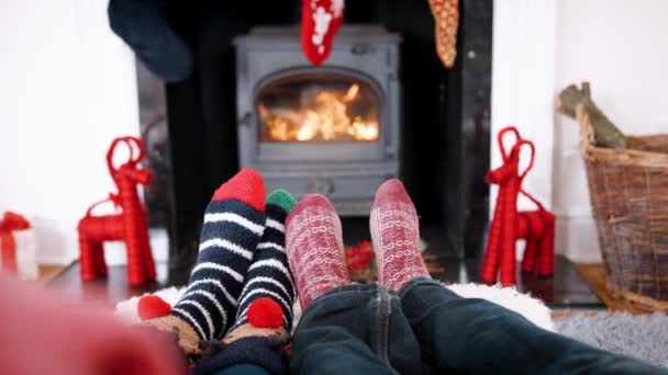 Низкий Раздел Видео Снято Пара Рождественских Носках Расслабляющий Перед Камином — стоковое видео