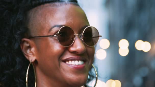 Fashionable Young Black Woman Sunglasses Enjoying View Head Shot Bokeh — Stock Video