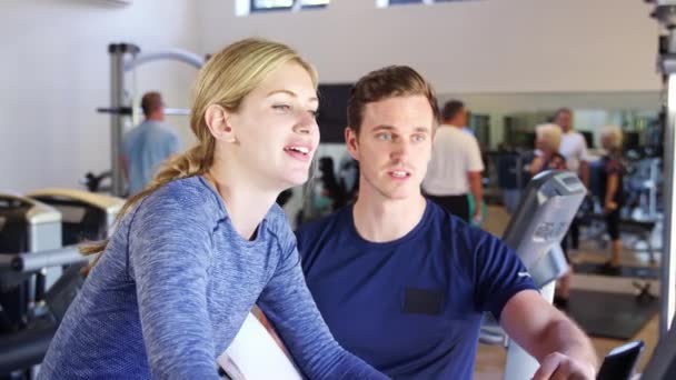 Spor Salonunda Bisiklet Makinesinde Egzersiz Kadın Yavaş Hareket Video Erkek — Stok video