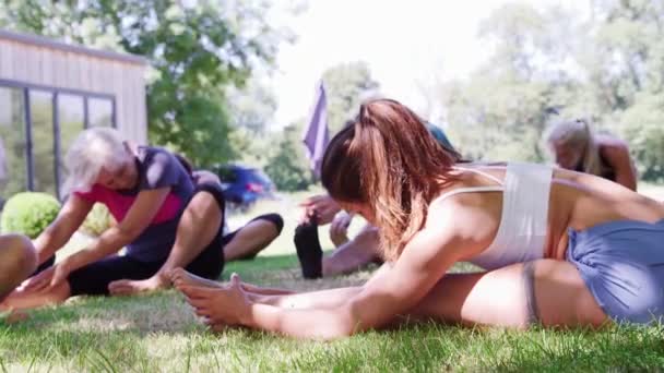 Instructora Femenina Tomando Clases Yoga Aire Libre Filmada Cámara Lenta — Vídeos de Stock