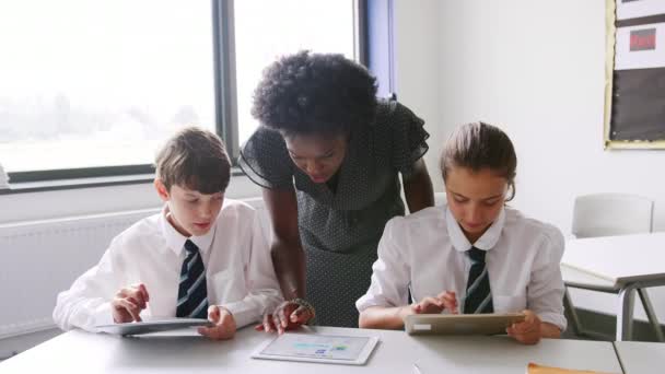 Video Skollärare Med Digital Tablet Hjälper Elever Skolan Med Digitala — Stockvideo