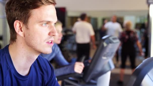 Закрытие Человека Упражнения Велотренажерах Тренажерном Зале Замедленное Видео — стоковое видео