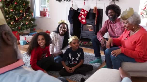 Multi Geração Relaxante Lounge Contar Histórias Manhã Natal Filmado Câmera — Vídeo de Stock