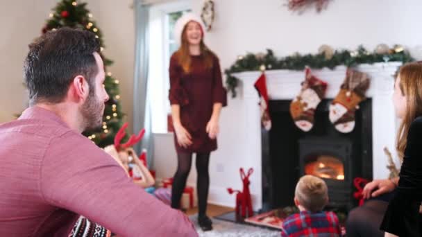 Famille Multi Génération Jouant Des Charades Alors Ils Rassemblent Pour — Video