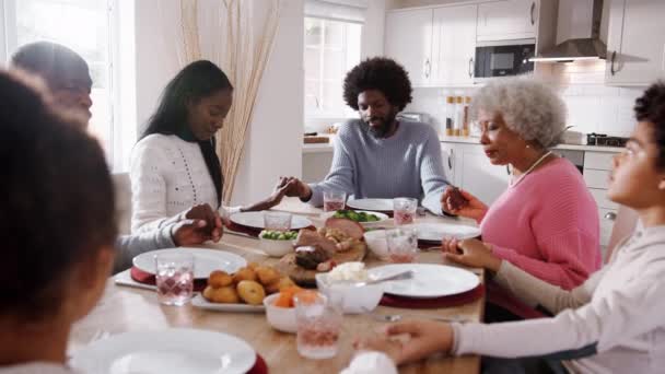 Multi Generación Raza Mixta Familia Mano Diciendo Gracia Mesa Antes — Vídeo de stock