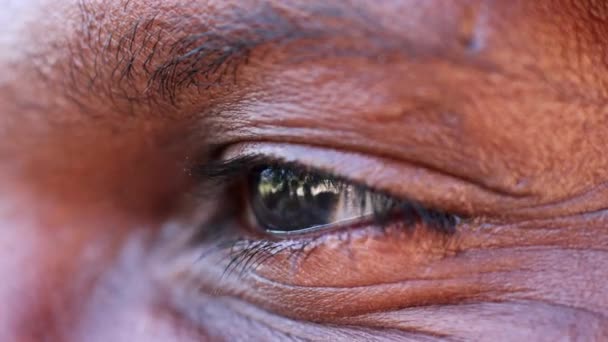 Моргающий Глаз Чернокожего Мужчины Средних Лет Подробности — стоковое видео