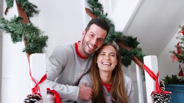 Vídeo Homem Mulher Caucasiano Casa Escadas Decoradas Para Véspera Natal — Vídeo de Stock