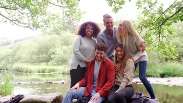 Cinco Jovens Amigos Adultos Fazendo Uma Pausa Posando Para Câmera — Vídeo de Stock