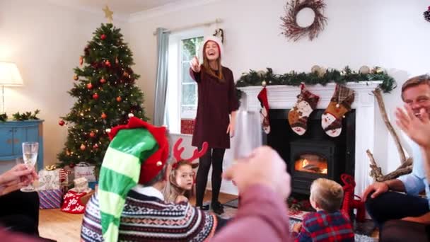 多代家庭在一起庆祝圣诞节的时候玩猜谜游戏 慢镜头 — 图库视频影像