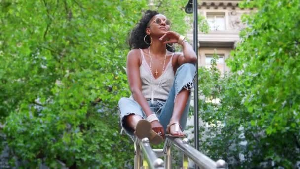 Video Hermosa Mujer Afro Americana Con Estilo Disfrutando Ciudad — Vídeo de stock