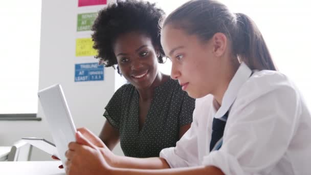 Dijital Tablet Ile Kadın Lise Öğretmeni Kız Öğrenci Video Yanında — Stok video
