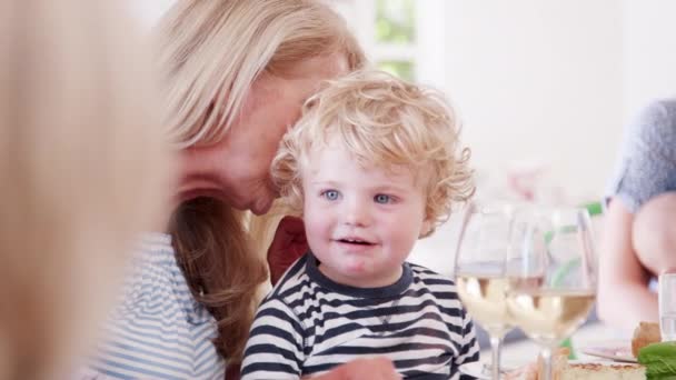 Sonson Sitter Med Mormor Som Spelar Spelet Flera Generation Familjemåltid — Stockvideo