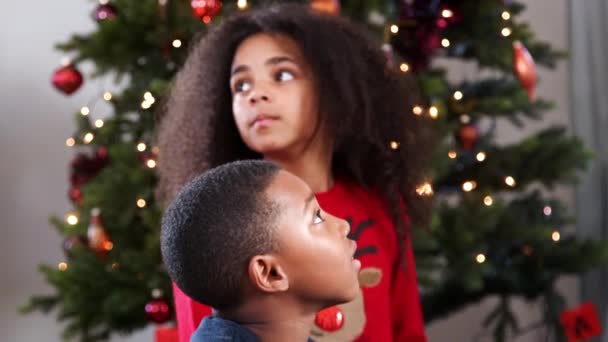 소년과 소녀를 가정에서 가족이 크리스마스를 제스처의 슬로우 — 비디오