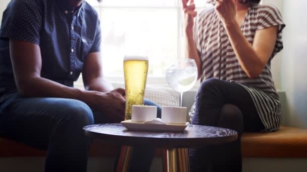 中段在谈话中接近一对夫妇 坐在酒吧的靠窗座位上喝酒 动作缓慢 — 图库视频影像