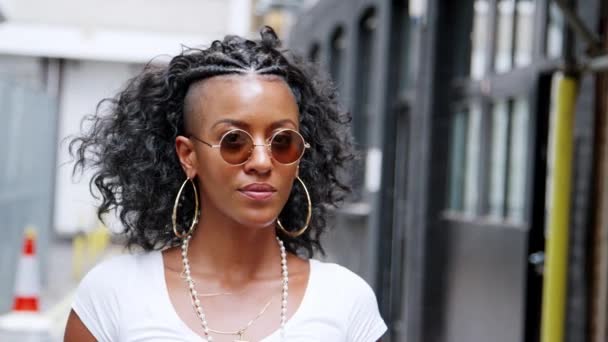 Mulher Negra Jovem Moda Girando Olhando Para Câmera Longo Óculos — Vídeo de Stock