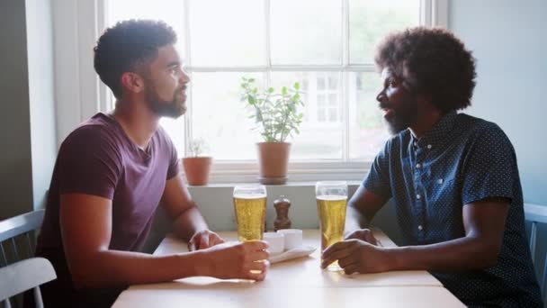 Joven Raza Mixta Padre Negro Bebiendo Cerveza Hablando Una Mesa — Vídeos de Stock