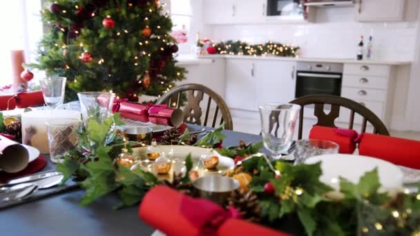 Διακοσμημένο Χριστουγεννιάτικο Δείπνο Τραπέζι Χριστούγεννα Κροτίδες Τοποθετημένα Πλάκες Μια Τραπεζαρία — Αρχείο Βίντεο
