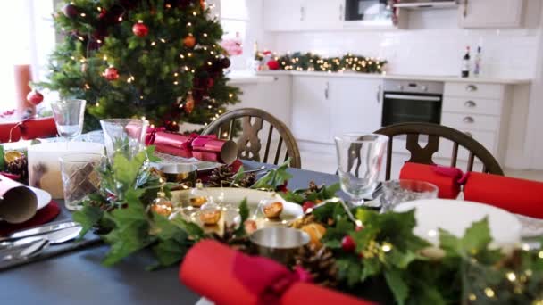 Kerst Dinertafel Ingericht Met Christmas Crackers Gerangschikt Platen Een Eetkamer — Stockvideo