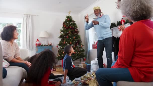 Multi Generatie Familie Charades Spelen Als Verzamelen Vieren Kerstmis Thuis — Stockvideo