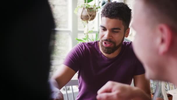 Multietnisk Grupp Unga Vuxna Vänner Äta Lunch Tillsammans Restaurang Över — Stockvideo