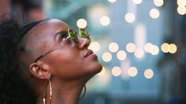 Mujer Negra Joven Con Gafas Sol Redondas Mirando Hacia Arriba — Vídeos de Stock
