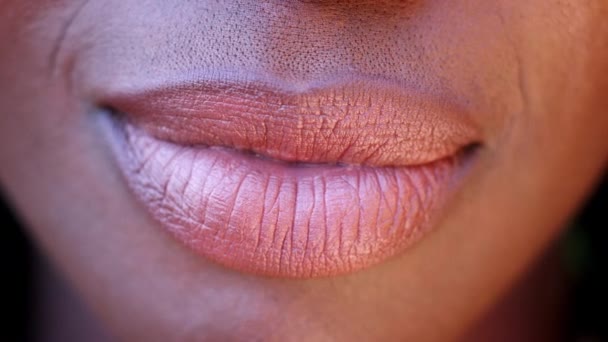 Lent Mouvement Près Femme Lèvres Sourire Dents — Video