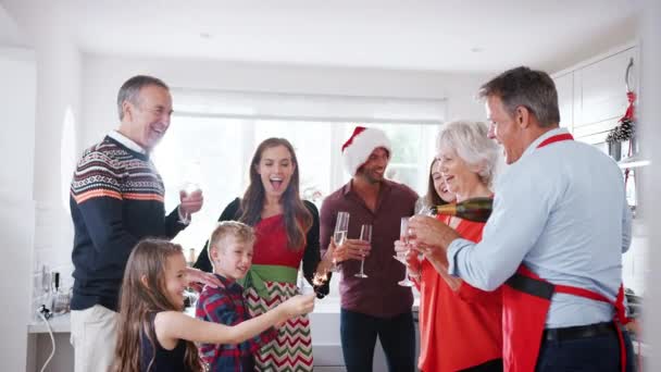 多代家庭在厨房享受香槟 因为他们开会庆祝圣诞节拍摄慢镜头 — 图库视频影像
