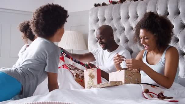 Açılış Noel Sabahı Yatakta Ailesiyle Mutlu Çocuklar Video Sunar — Stok video
