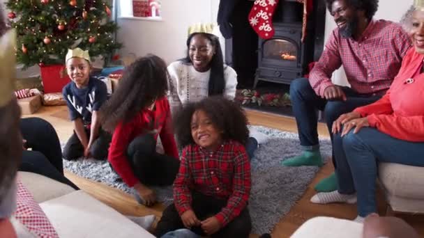 Mehrgenerationenhaus Entspannt Lounge Und Erzählt Geschichten Weihnachtsmorgen Gedreht Zeitlupe — Stockvideo