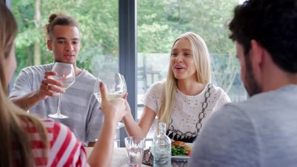 Quatro Jovens Amigos Adultos Comemorando Durante Jantar Levantando Copos Vinho — Vídeo de Stock