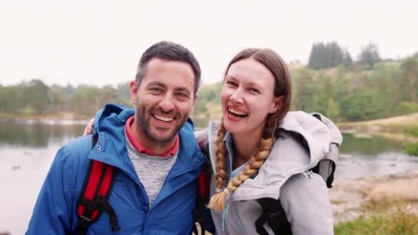 Pareja Adultos Jóvenes Pie Viaje Camping Pie Cerca Lago Mirando — Vídeos de Stock