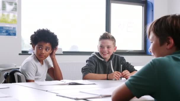 Groep Van Drie Mannelijke Middelbare Scholieren Zittend Het Bureau Klas — Stockvideo