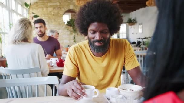 Homem Negro Meia Idade Tomando Café Manhã Bebendo Café Com — Vídeo de Stock