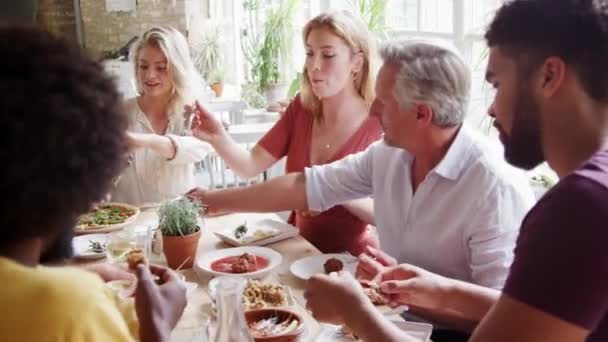 Multi Étnico Faixa Etária Mista Amigos Adultos Comendo Tapas Juntos — Vídeo de Stock